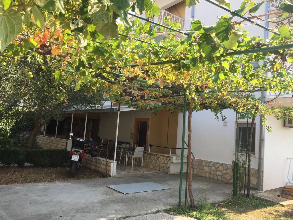Apartments Bilic Nemira Омиш Экстерьер фото